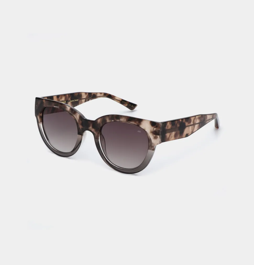 A.Kjaerbede Unisex aurinkolasit Lilly, musta kuosi