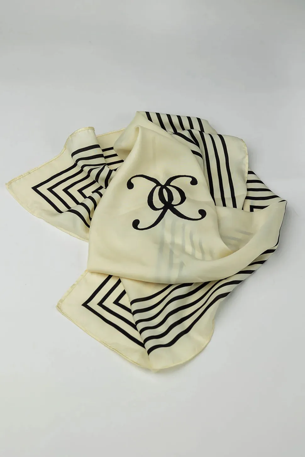 Bow 19 huivi, ELLE SILK SCARF Valkopohjainen Kuosi