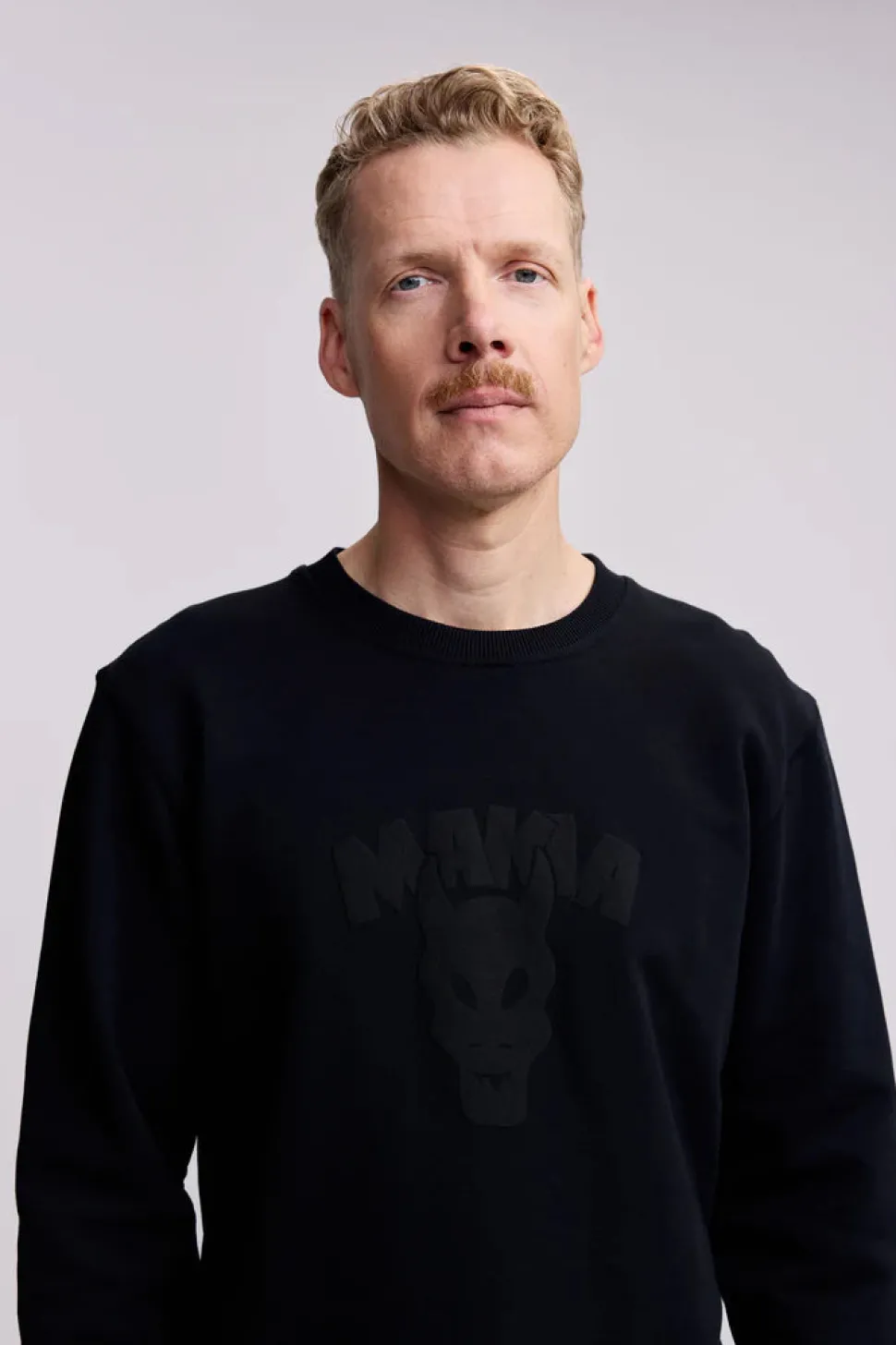 Makia miesten collegepaita, TUOMIOPÄIVÄ SWETSHIRT Musta