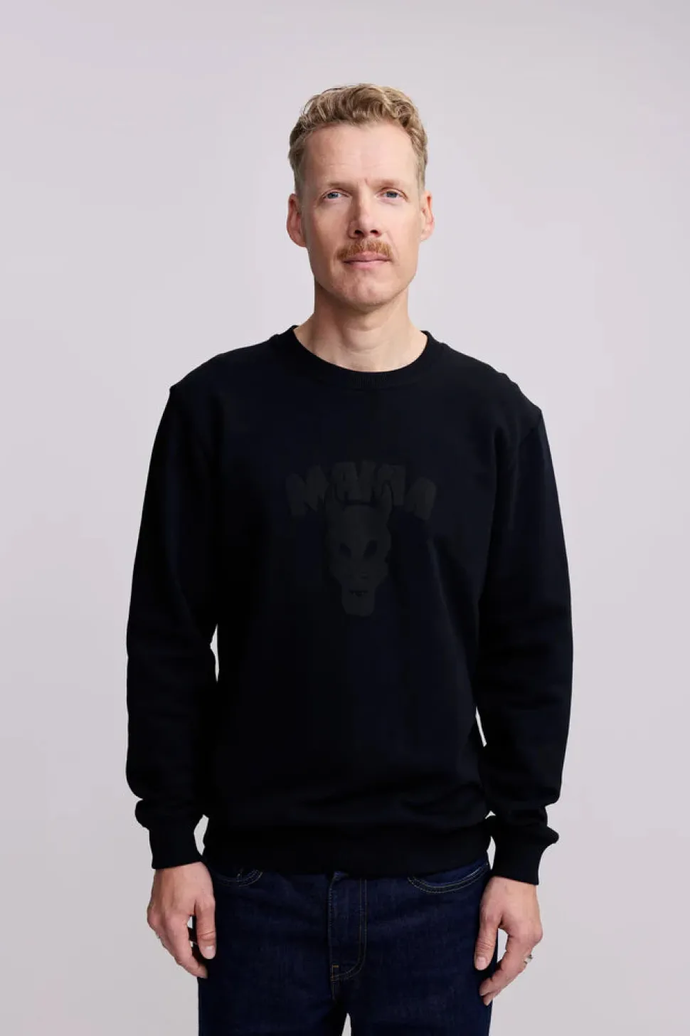 Makia miesten collegepaita, TUOMIOPÄIVÄ SWETSHIRT Musta