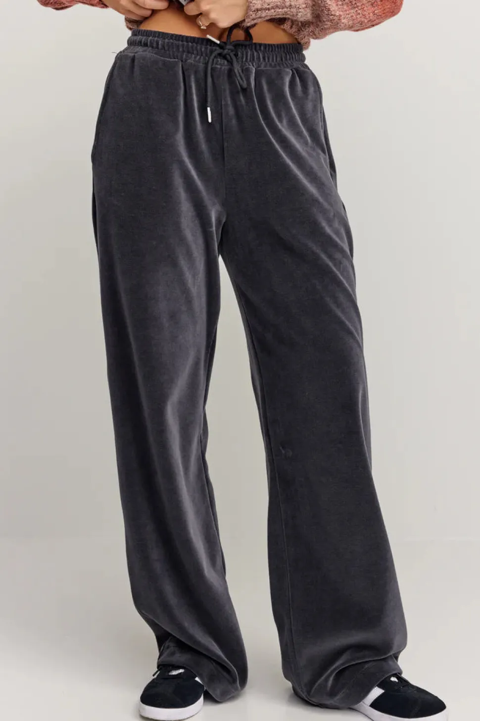 Makia naisten housut Anne Trousers, tummanharmaa