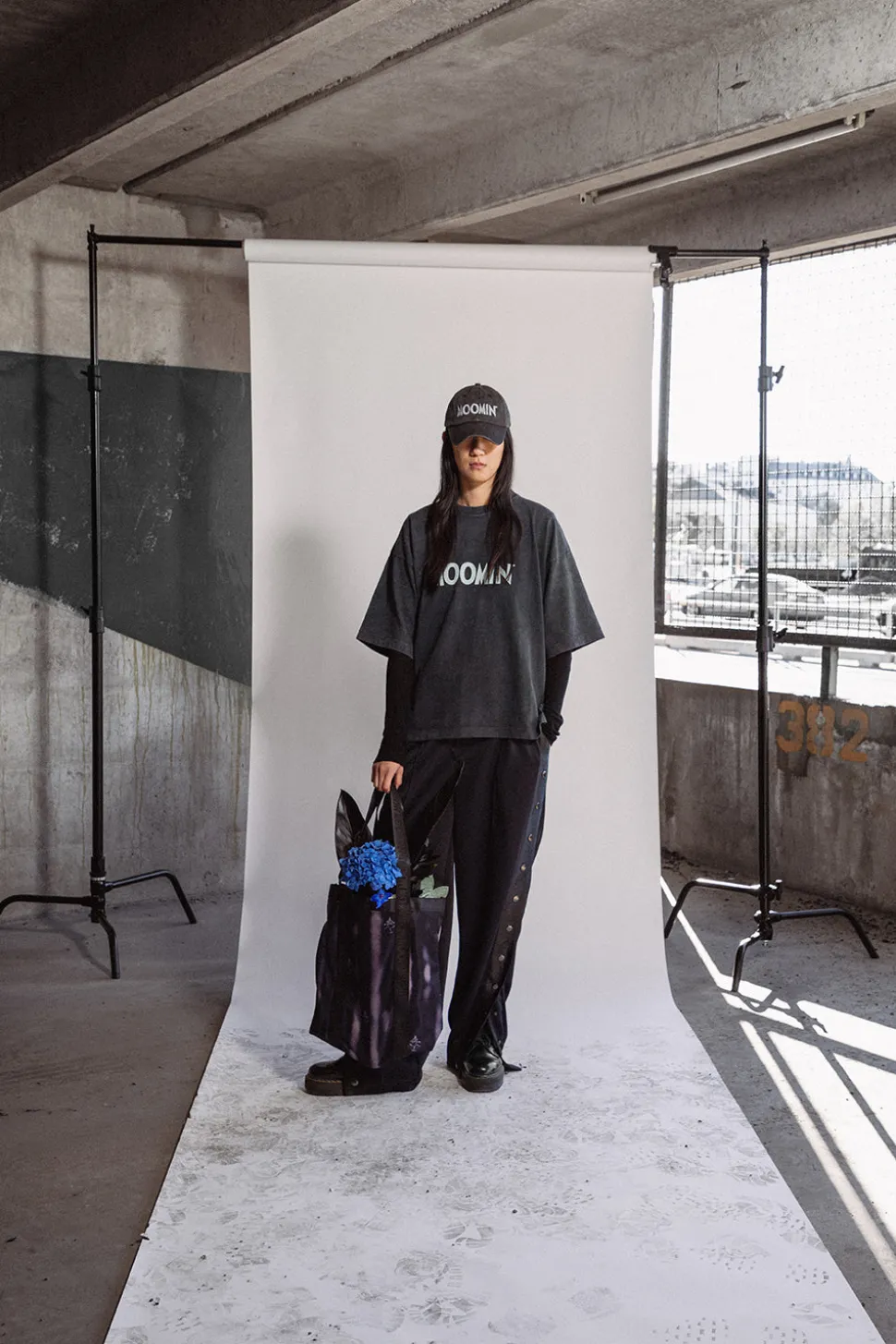 Moomin Martinex x Mert Otsamo T-Paita, Moomin x Mert Otsamo T-Paita Logo Unisex Tummanharmaa